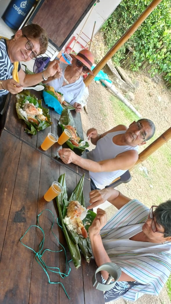 Grupo de amigos disfrutando pasadía con fiambre